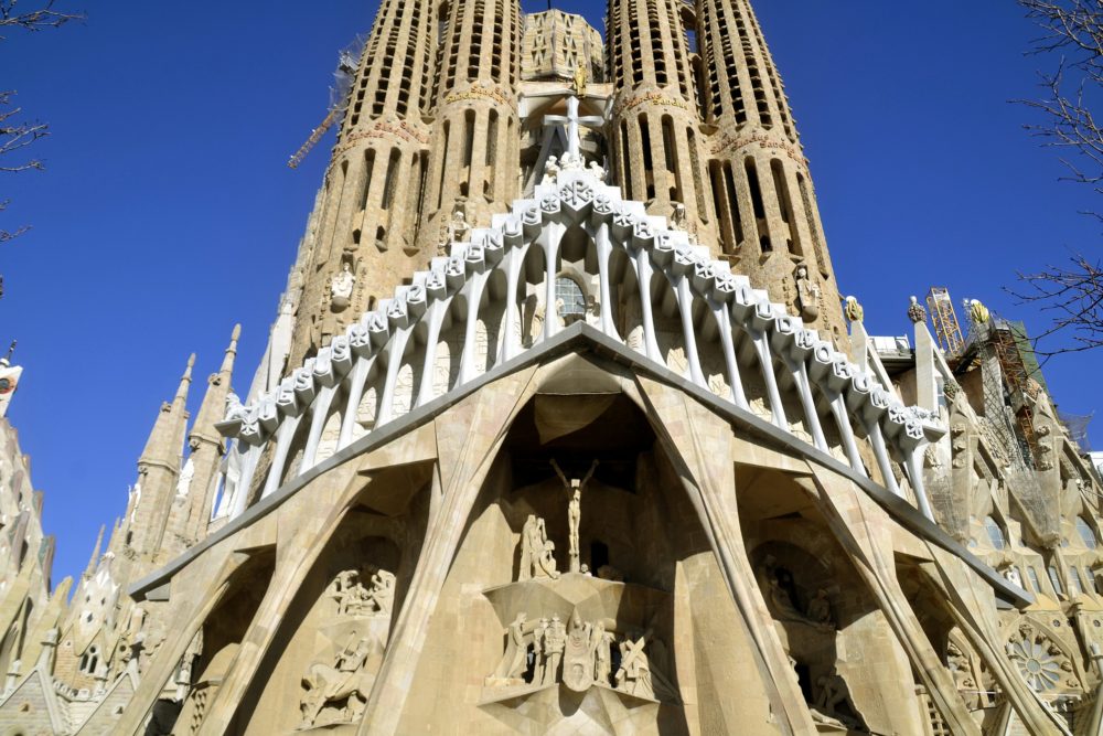 sagrada_familia_wikimedia_commons_Yeagov-1000x667 - 5 actividades para conocer España como un local