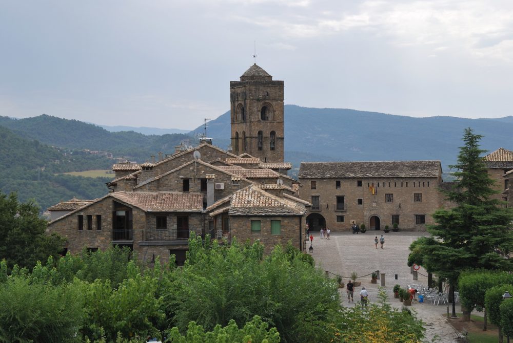 Ainsa_wikimedia_commons_Fotollocs-1000x670 - Estos son los pueblos de España nominados por la ONU Turismo en 2024 como los más bonitos del mundo