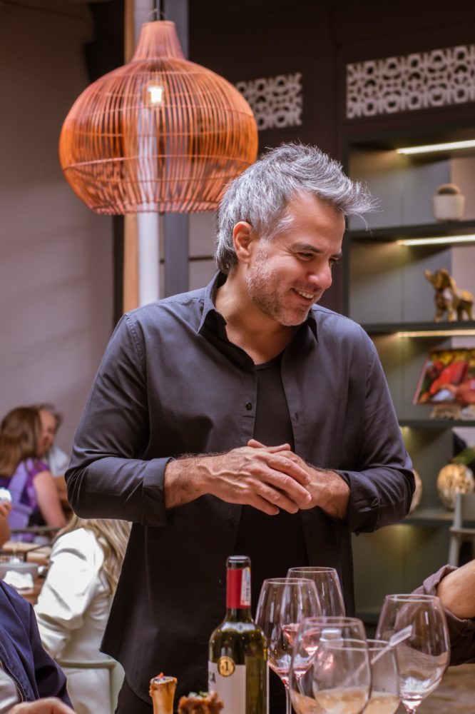 Alberto-Revoredo-666x1000 - Como un local (adoptivo): Medellín por Alberto Revoredo