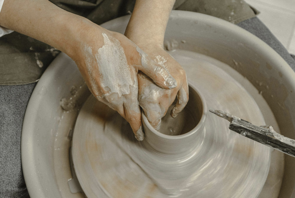 El precioso pueblito de Michoacán que aloja bonitas artesanías alfareras y tapetes de aserrín increíbles