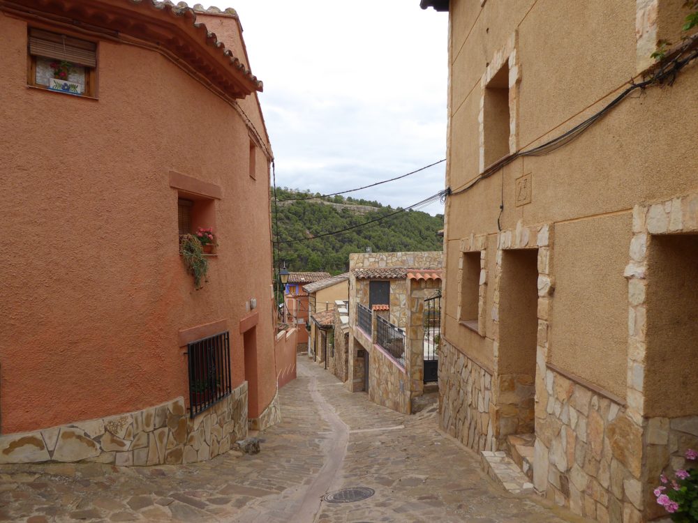 Anento_wikimedia_commons_Millars-1000x750 - Es uno de los Pueblos Más Bonitos de España, tiene hermosas calles empedradas, bellas casitas, solo 100 habitantes y está a 1 hora de Zaragoza