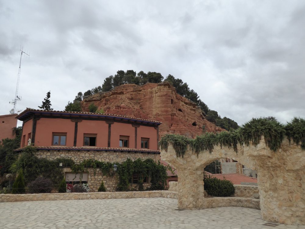 Es uno de los Pueblos Más Bonitos de España, tiene hermosas calles empedradas, bellas casitas, solo 100 habitantes y está a 1 hora de Zaragoza