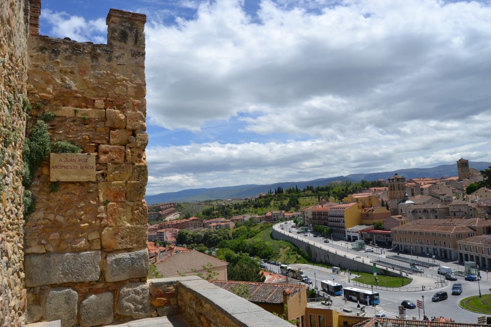 Arcipestre_de_Hita_wikimedia_commons_Emilio-J.-Rodriguez-Posada-1000x667 - El precioso pueblo medieval a minutos de Madrid con una hermosa muralla y que inspiró un famoso libro