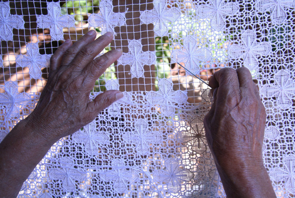 En este lindo Pueblo Mágico se pueden encontrar bellas artesanías bordadas y cazuelas muy distintivas para el hogar