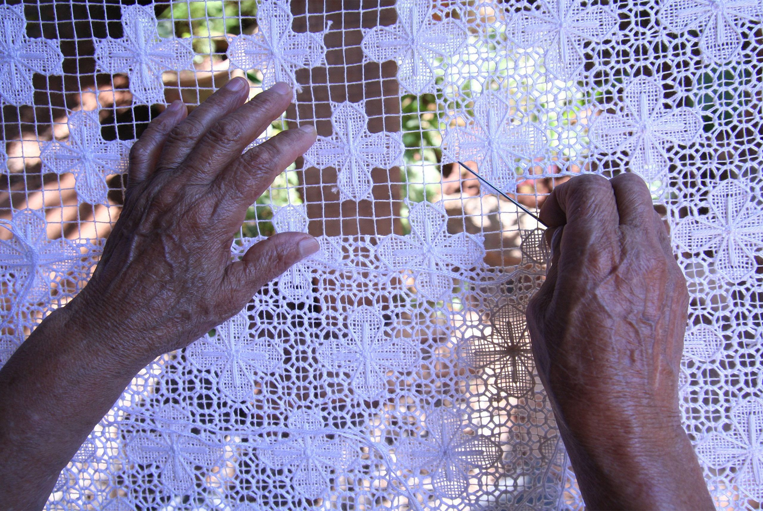 En este lindo Pueblo Mágico se pueden encontrar bellas artesanías bordadas y cazuelas muy distintivas para el hogar