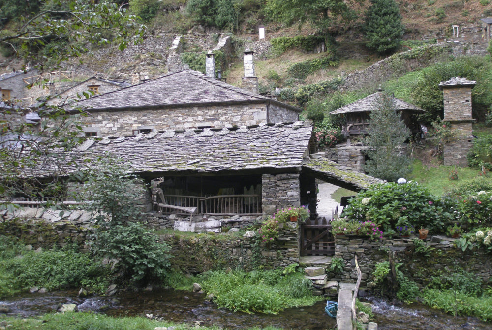 As-Veigas2-1000x670 - El pequeño pueblo asturiano que fue abandonado por sus habitantes y tiene paisajes mágicos para descubrir