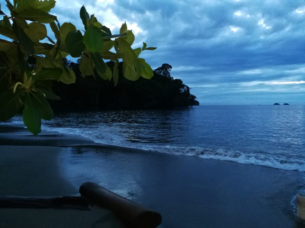 Bahia_de_Trigana_-wikimedia_commons_Adriana-Garcia-1000x750 - El paradisíaco pueblito aislado a pocos minutos de Panamá con playas alucinantes, aguas turquesas y perfecto para hacer buceo