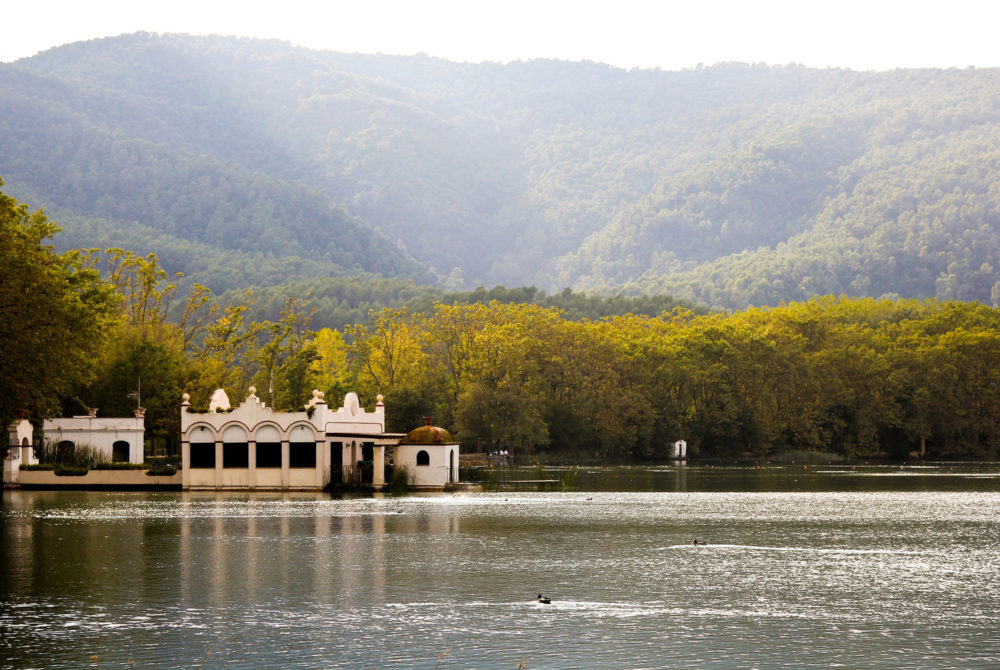 Banolas-1000x670 - El maravilloso lago con bellos paisajes que es perfecto para nadar y hacer deportes acuáticos a 30 minutos de Girona