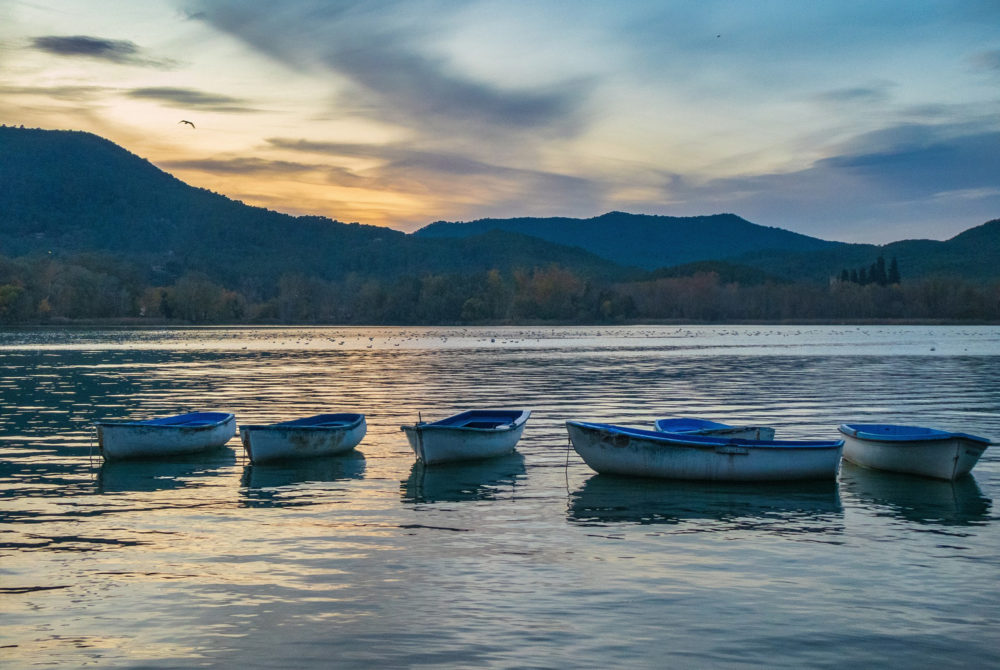 El maravilloso lago con bellos paisajes que es perfecto para nadar y hacer deportes acuáticos a 30 minutos de Girona