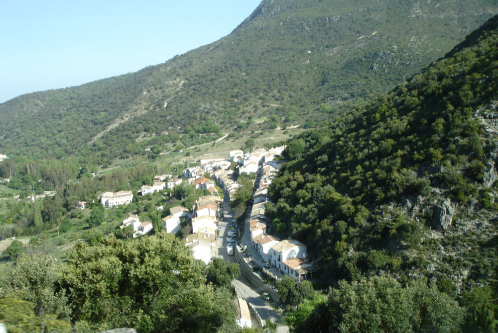Benamahoma-1000x670 - El precioso Pueblo blanco a 1 hora de Jerez de la Frontera con bonitas pozas de aguas cristalinas y senderos fáciles para recorrer con los niños