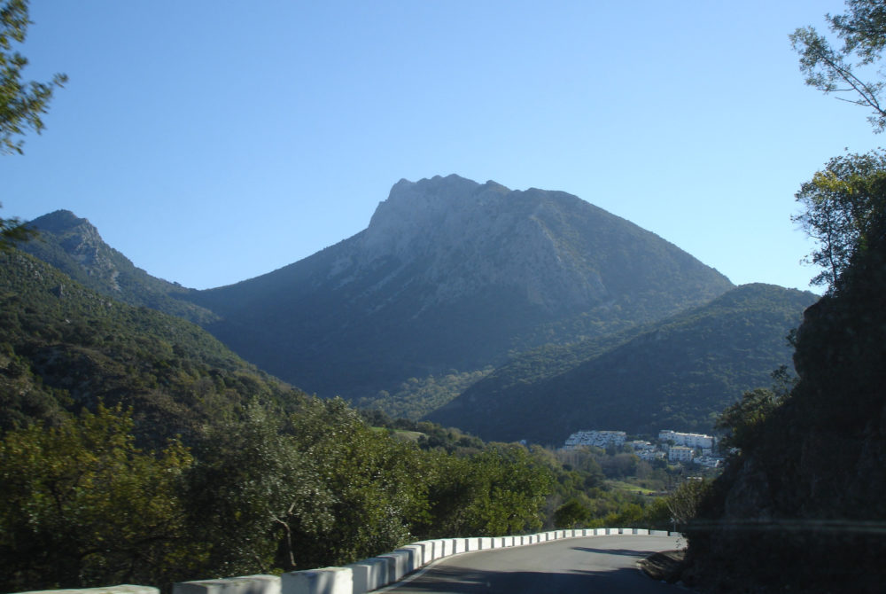 Benamahoma2-1000x670 - El precioso Pueblo blanco a 1 hora de Jerez de la Frontera con bonitas pozas de aguas cristalinas y senderos fáciles para recorrer con los niños