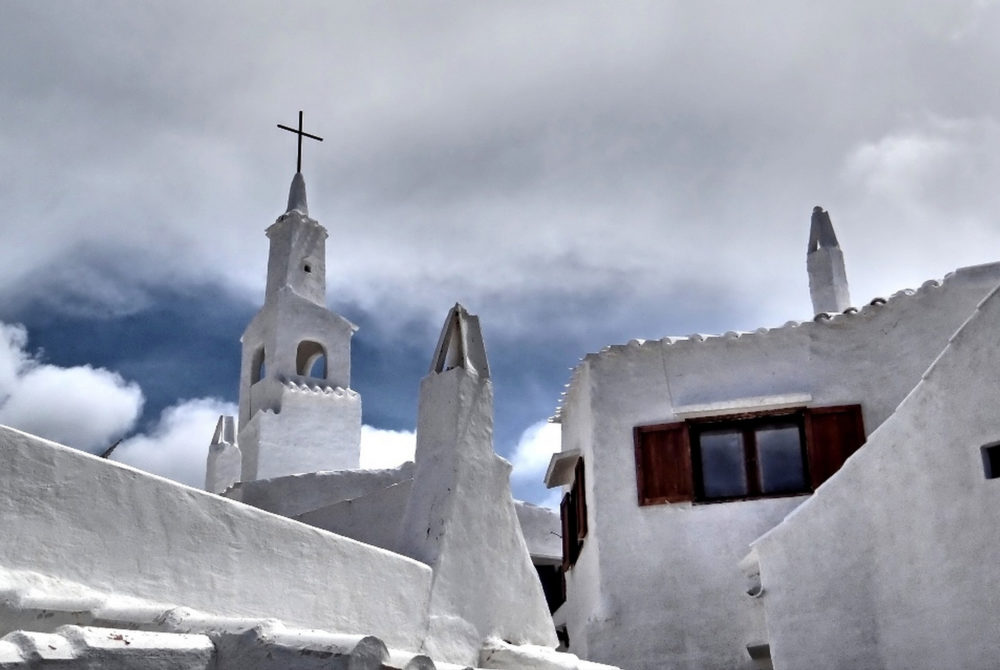El pueblito de Menorca con preciosas casitas blancas, increíbles playas y buena gastronomía para disfrutar en vacaciones