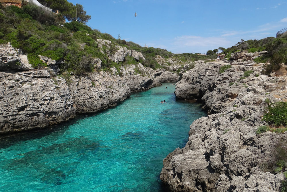 Binibeca2-1000x670 - El pueblito de Menorca con preciosas casitas blancas, increíbles playas y buena gastronomía para disfrutar en vacaciones