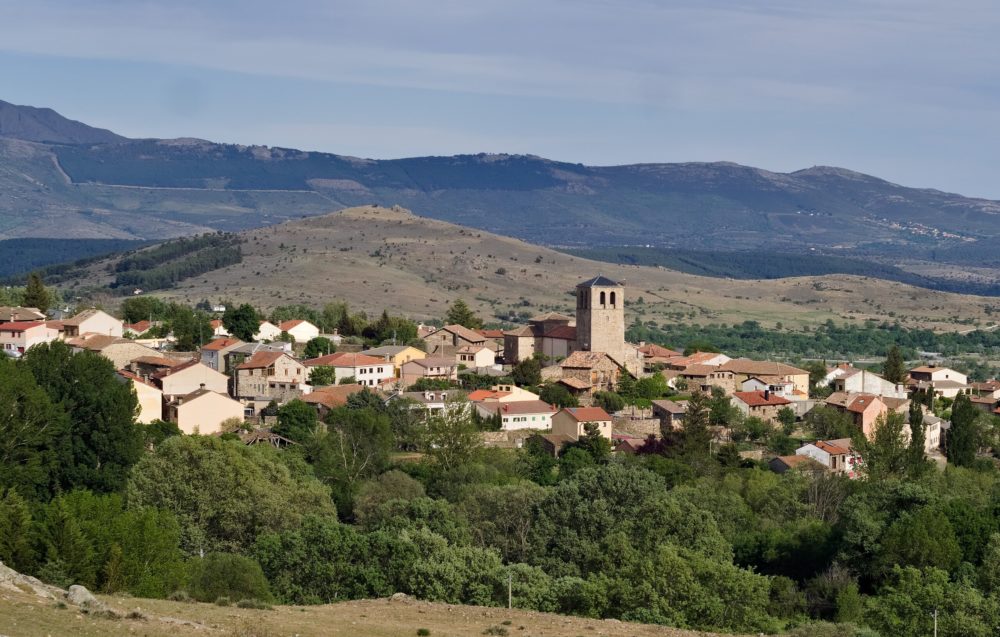 Braojos_de_la_sierra_wikimedia_commons_Rowanwindwhistler-1000x637 - El diminuto pueblo con bonitas colinas y callecitas a 1 hora de Madrid perfecto para una escapada