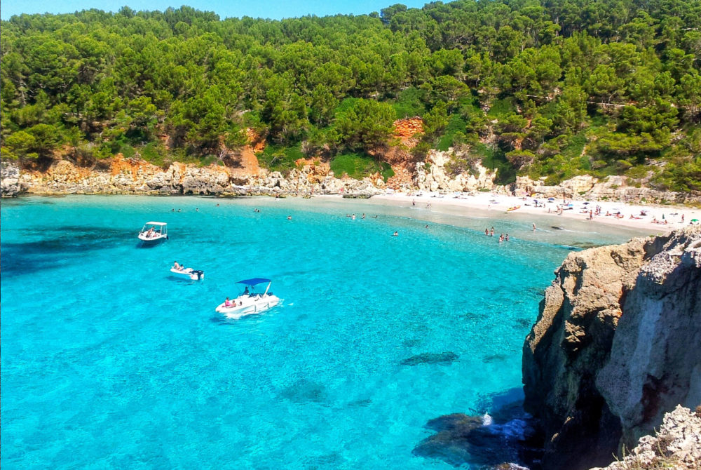 Cala-Escorxada-1000x670 - Esta paradisíaca playa de Menorca casi nadie la conoce, tiene aguas celestes y solo se accede tras caminar 1 hora