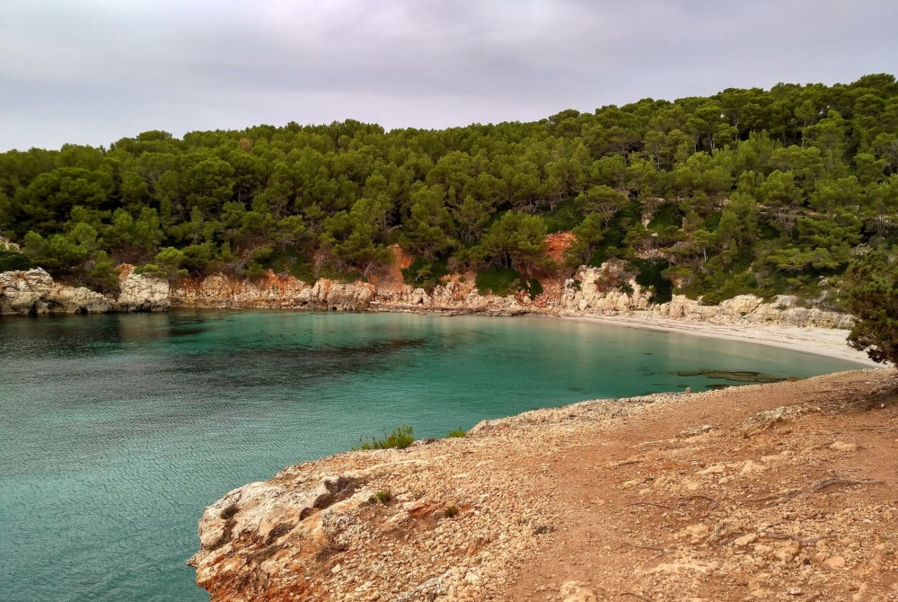 Cala-Escorxada2-1000x670 - Esta paradisíaca playa de Menorca casi nadie la conoce, tiene aguas celestes y solo se accede tras caminar 1 hora
