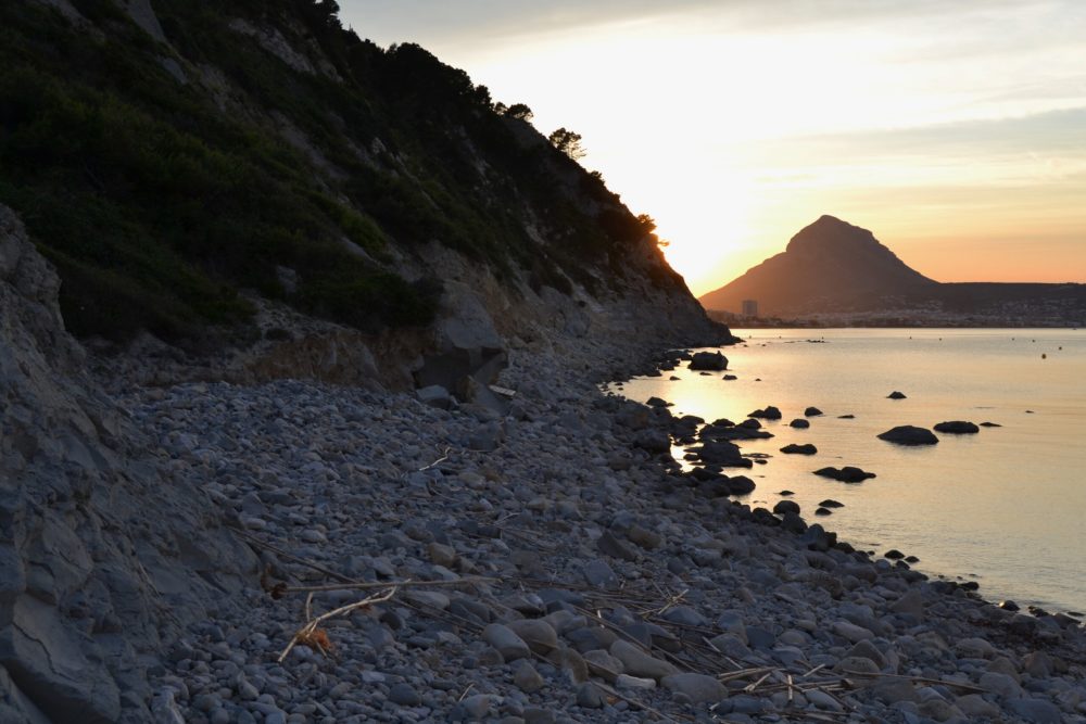 Cala_Sardinera_wikimedia_commons_Joanbanjo_2-1000x667 - La preciosa playa escondida y sin gente a pocos minutos de Alicante para unas lindas vacaciones de verano en familia