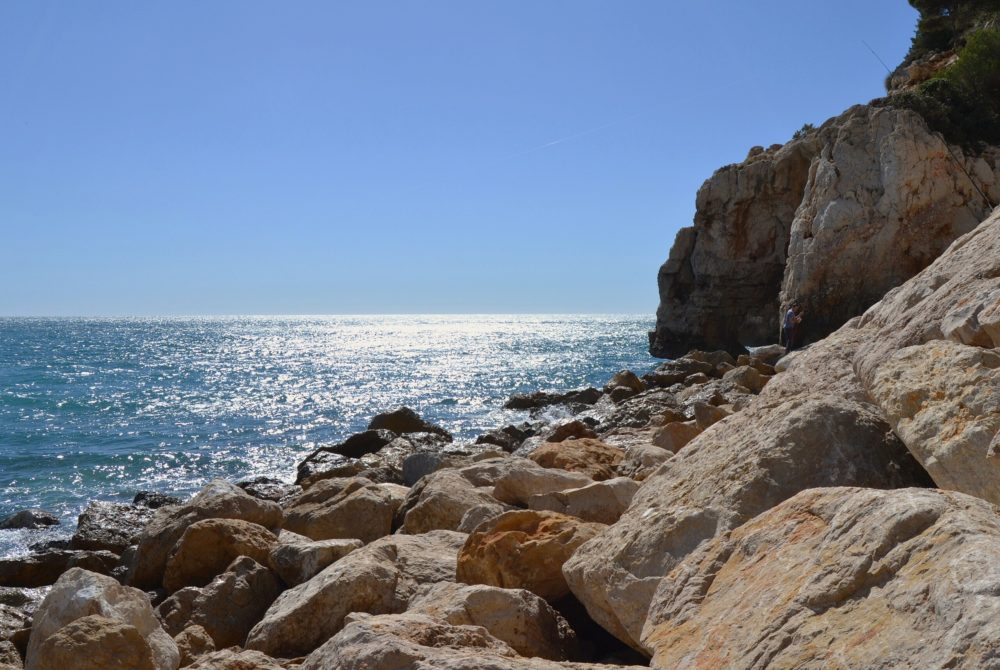 Cala_del_Moraig_wikimedia_commons_Joanbanjo-1000x670 - La alucinante playa de aguas cristalinas de 300 metros con zona nudista a 20 minutos de Jávea