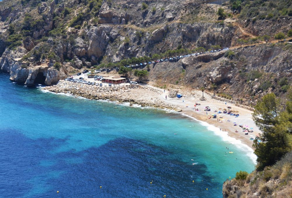 Cala_del_Moraig_wikimedia_commons_Joanbanjo2-1000x679 - La alucinante playa de aguas cristalinas de 300 metros con zona nudista a 20 minutos de Jávea
