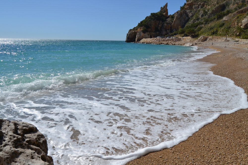 La alucinante playa de aguas cristalinas de 300 metros con zona nudista a 20 minutos de Jávea