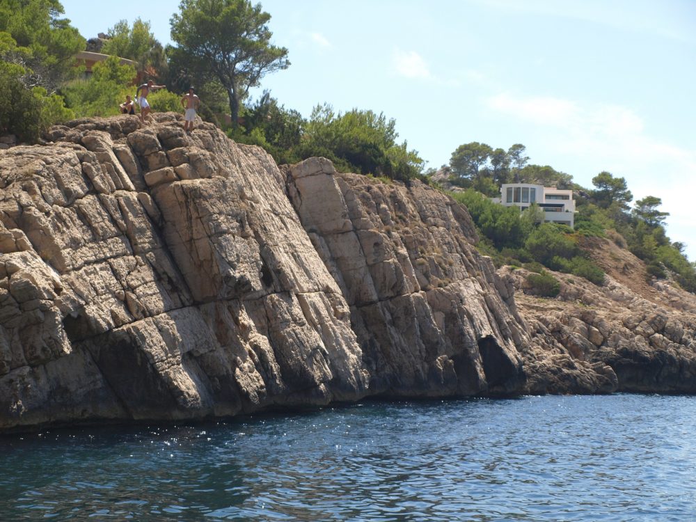 Cala_salada_ibiza_wikimedia_commons_Kelly.ibiza_-1000x750 - Es una de las playas secretas más hermosas de España, es perfecta para las Vacaciones 2024 y queda en Ibiza