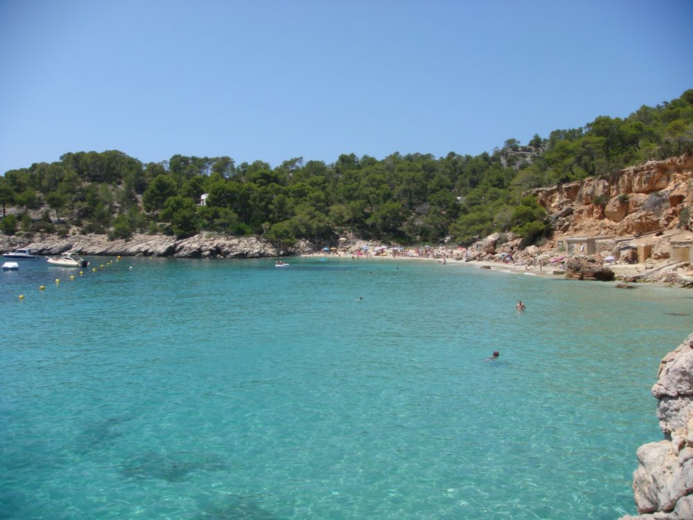 Cala_salada_ibiza_wikimedia_commons_Philip-Larson-1000x750 - Es una de las playas secretas más hermosas de España, es perfecta para las Vacaciones 2024 y queda en Ibiza