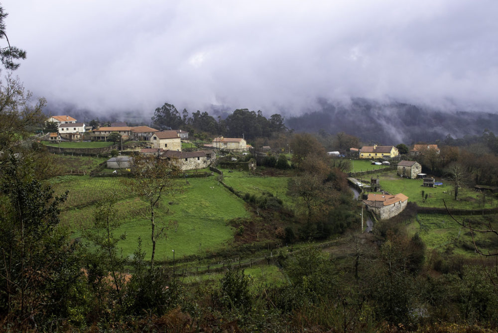 Campo-Lameiro-1000x670 - El pueblito gallego perfecto para hacer turismo rural con curiosos petroglifos y lindos paisajes a 30 minutos de Pontevedra