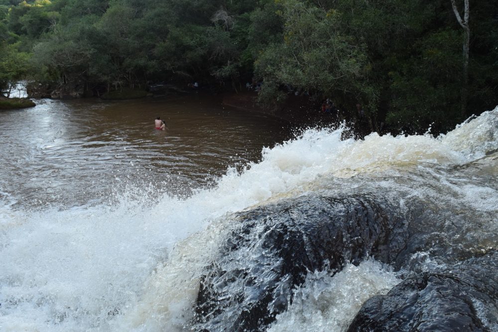 Campo_Ramon_wikimedia_commons_Leandro-Kibisz_2-1000x667 - El bonito pueblito con cascadas, balnearios y agroturismo del norte argentino que fue nominado por la ONU Turismo como uno de los más lindos del mundo