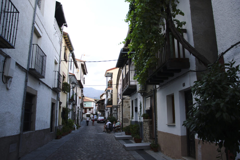 El pintoresco pueblito con casitas entramadas, bellas calles para caminar y preciosos paisajes para hacer turismo rural a 2 horas de Madrid