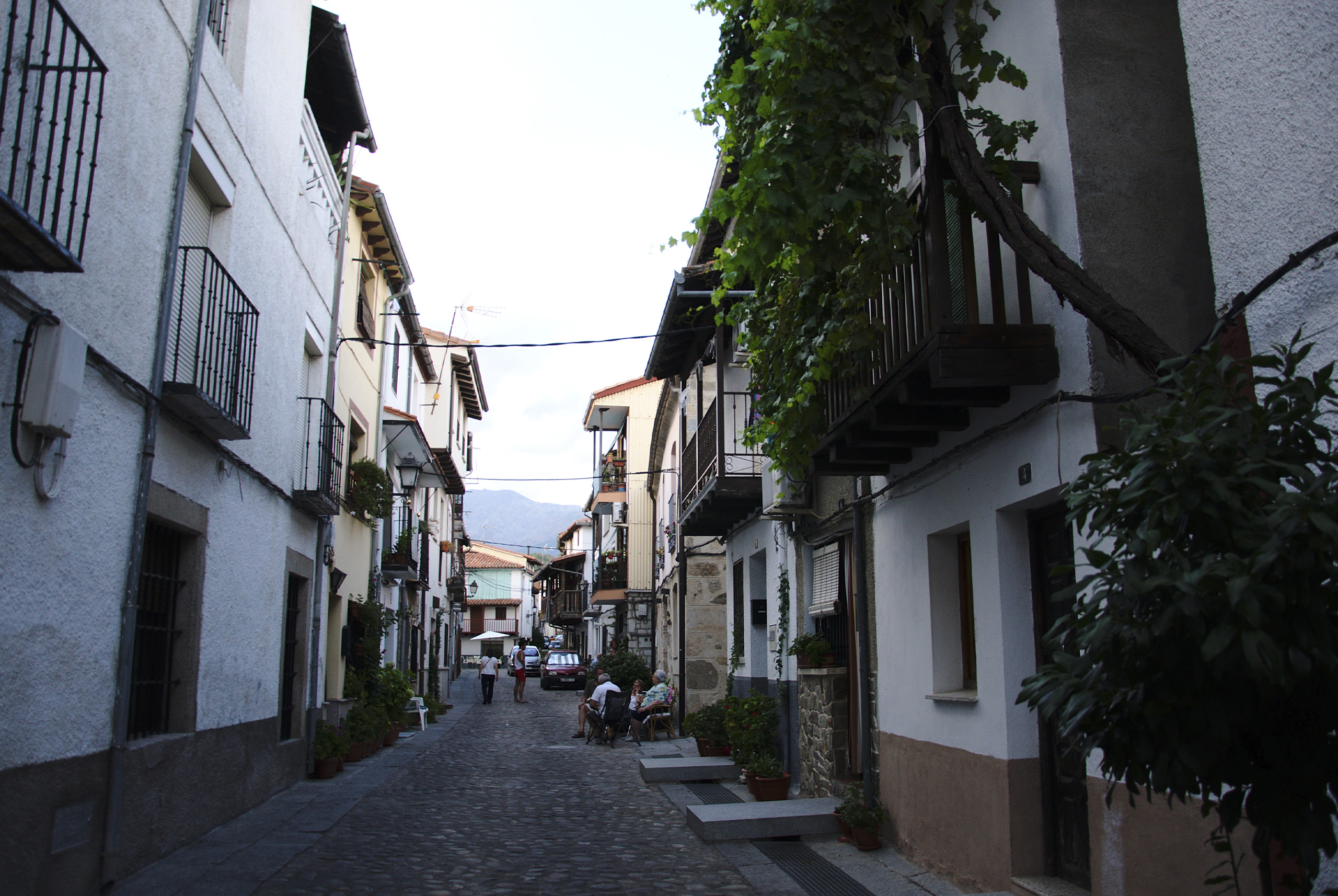 El pintoresco pueblito con casitas entramadas, bellas calles para caminar y preciosos paisajes para hacer turismo rural a 2 horas de Madrid