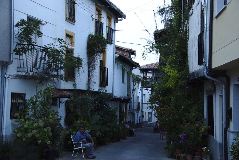 Candeleda2-1000x670 - El pintoresco pueblito con casitas entramadas, bellas calles para caminar y preciosos paisajes para hacer turismo rural a 2 horas de Madrid