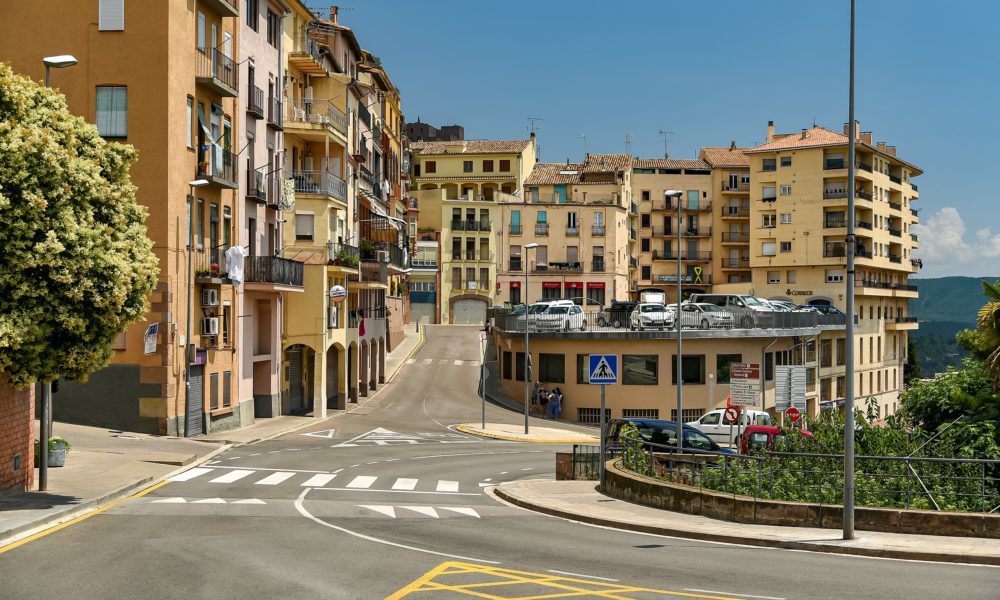 El precioso pueblito medieval a 1 hora de Barcelona con un impactante castillo, calles empedradas y rica historia, ideal para turismo rural