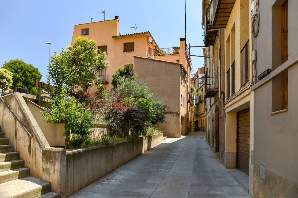 Cardona_wikimedia_commons_Jorge-Franganillo_2-1000x666 - El precioso pueblito medieval a 1 hora de Barcelona con un impactante castillo, calles empedradas y rica historia, ideal para turismo rural