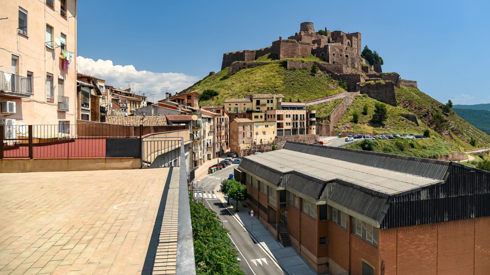 Cardona_wikimedia_commons_Jorge-Franganillo_3-1000x562 - El precioso pueblito medieval a 1 hora de Barcelona con un impactante castillo, calles empedradas y rica historia, ideal para turismo rural