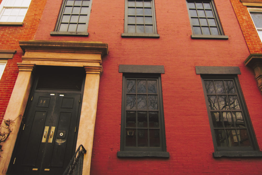 El curioso secreto de Nueva York: existe una «casa falsa» que esconde algo impensado dentro