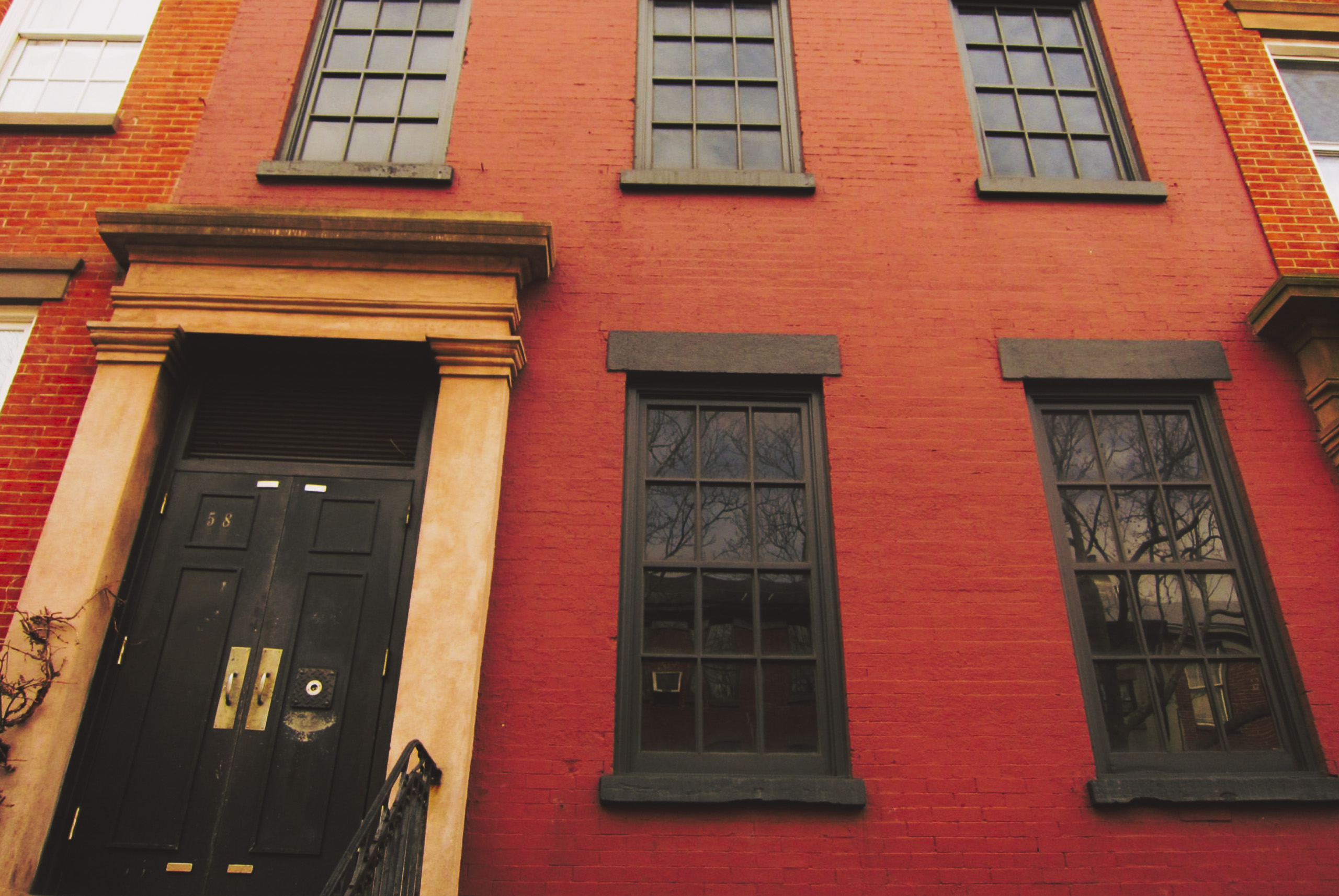 El curioso secreto de Nueva York: existe una «casa falsa» que esconde algo impensado dentro