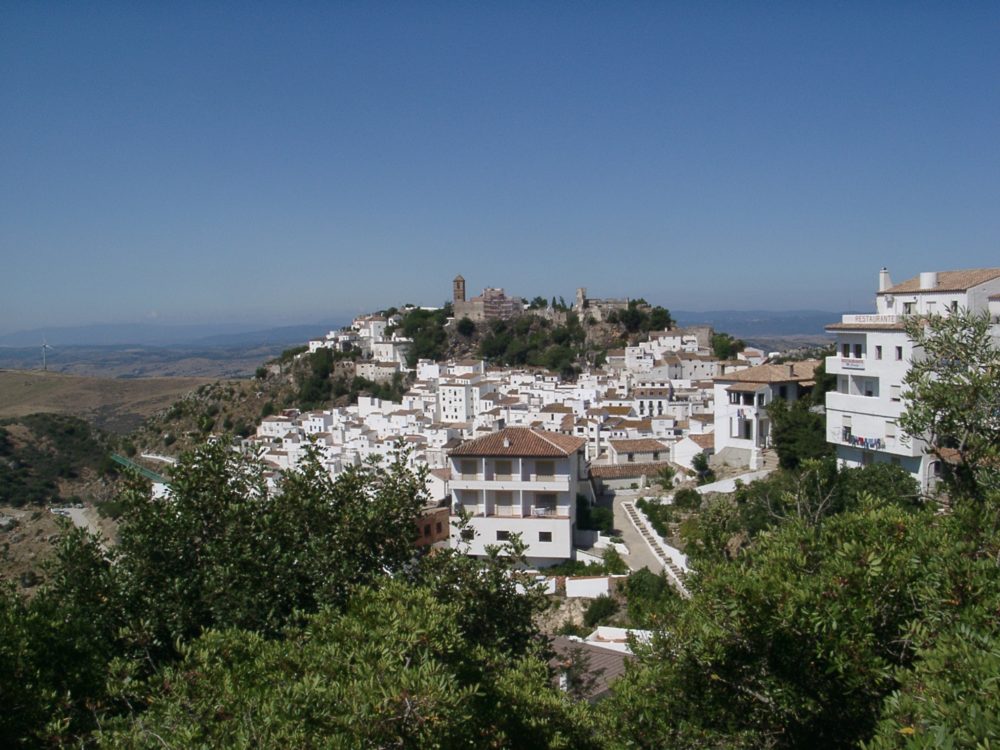 Casares_wikimedia_commons_Klaus-Graf2-1000x750 - El precioso pueblito a pocos minutos de Marbella que fue nominado por la ONU Turismo como uno de los más bellos del mundo