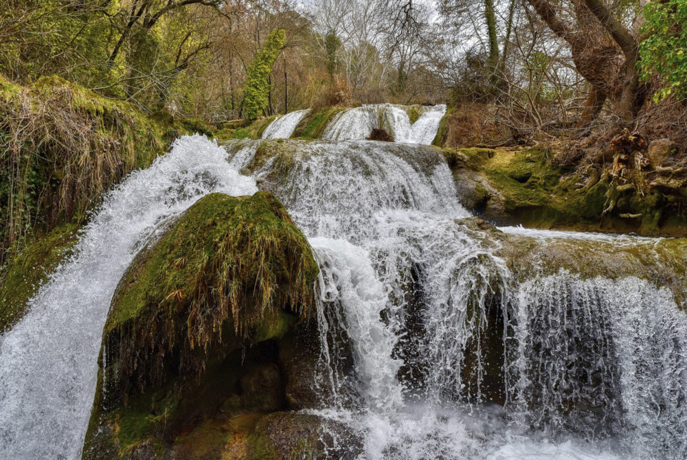 El hermoso pueblito a pocos minutos de Madrid con una alucinante cascada y bonitos paisajes para hacer turismo rural de fin de semana