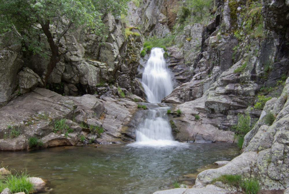 Cascadas-del-purgatorio-1000x670 - Este precioso pueblito a 1 hora de Madrid tiene cascadas impresionantes, hermosos senderos para hacer senderismo y bonitas callecitas para un domingo de turismo rural