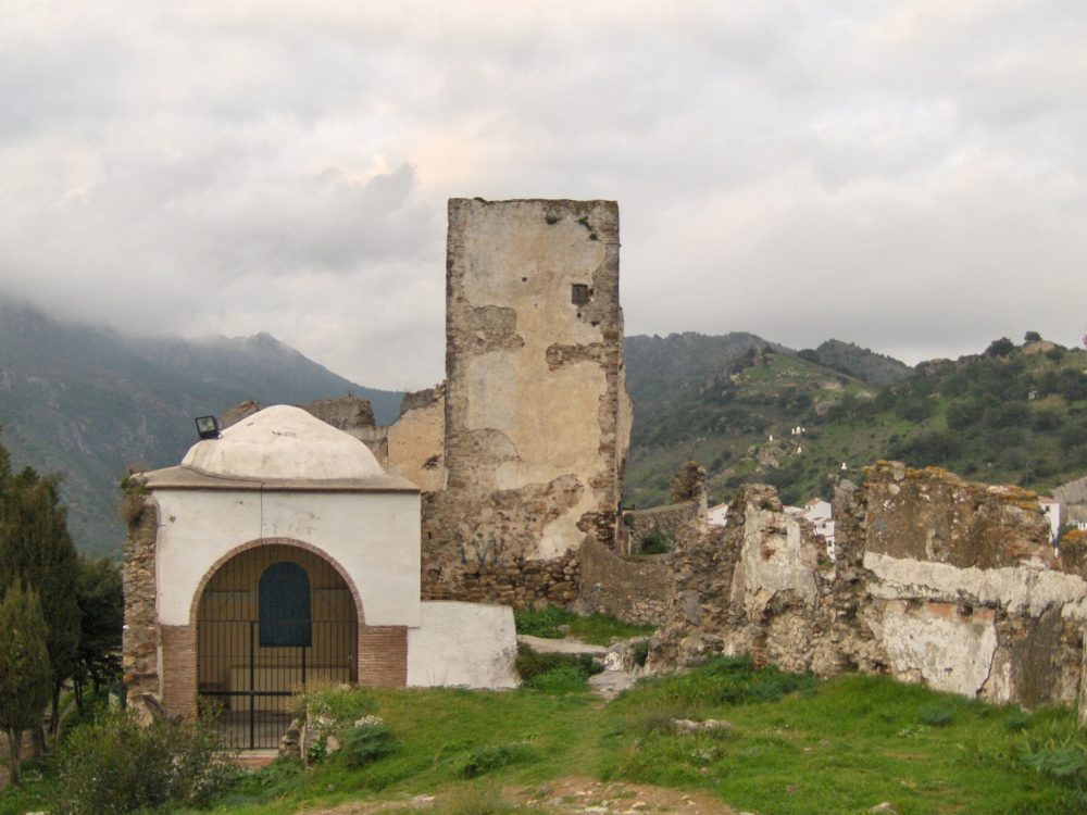 Castillo_de_Casares_wikimedia_commons_Tyk-1000x750 - El precioso pueblito a pocos minutos de Marbella que fue nominado por la ONU Turismo como uno de los más bellos del mundo