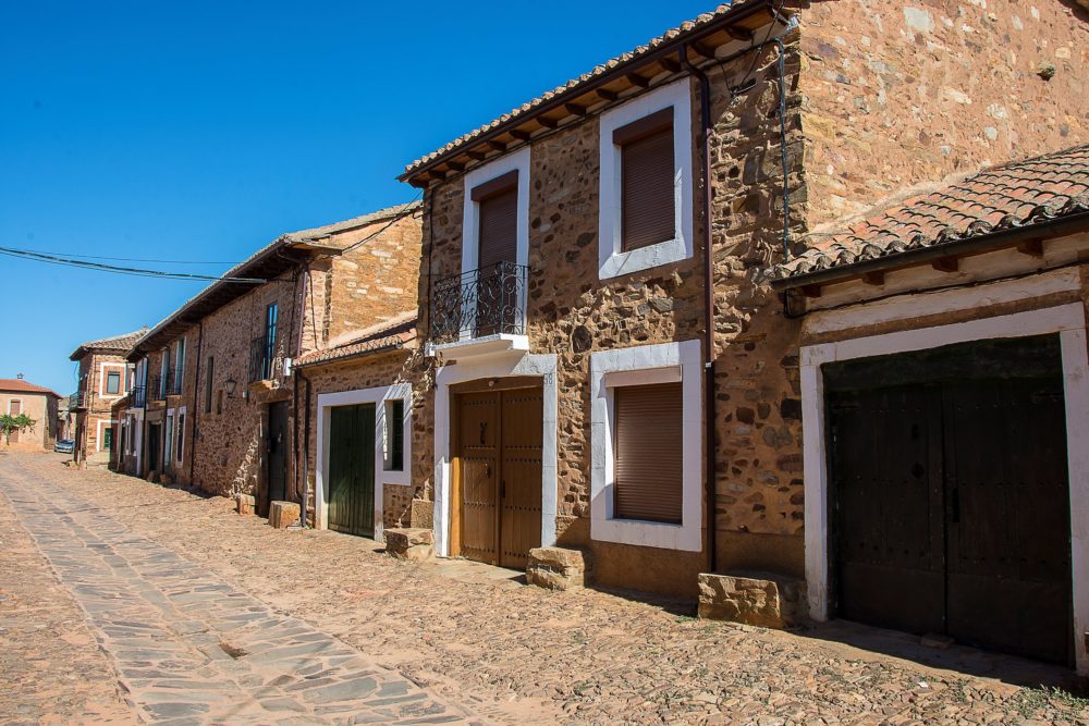 Castrillo_de_los_polvazares_wikimedia_commons_Anual-1000x667 - Este bonito pueblito, perfecto para el turismo rural de fin de semana, tiene alucinantes calles empedradas para caminar y ricos cocidos para probar