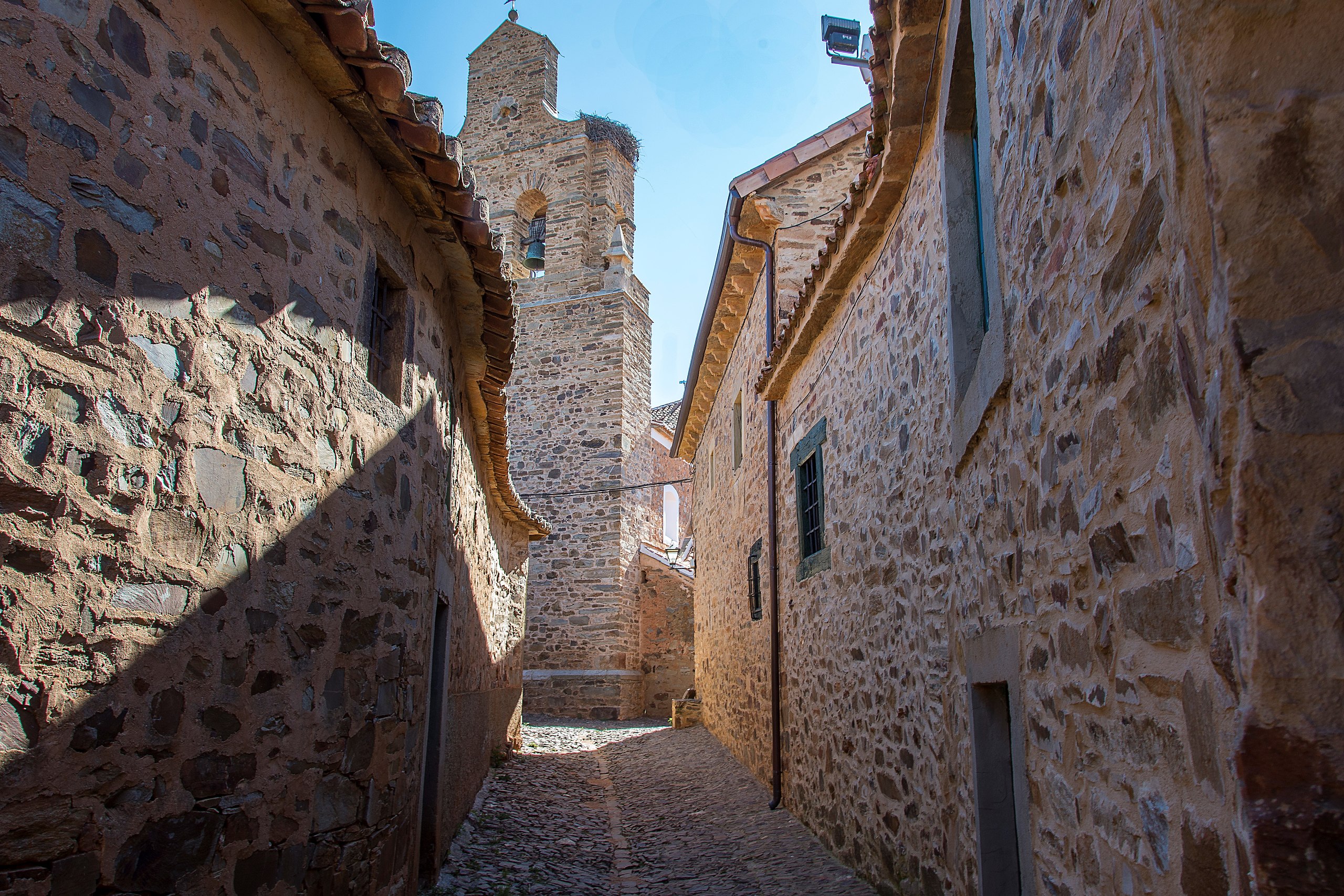 Este bonito pueblito, perfecto para el turismo rural de fin de semana, tiene alucinantes calles empedradas para caminar y ricos cocidos para probar