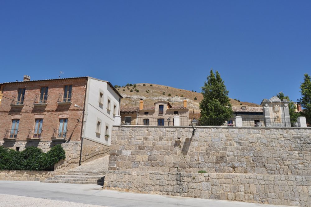 Es uno de los Pueblos Más Bonitos de España, tiene un gran castillo, hermosos miradores y está a 30 minutos de Burgos