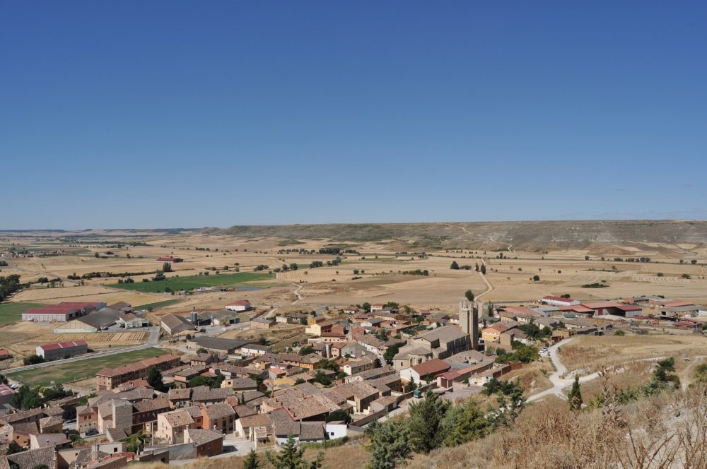 Castrojeriz_wikimedia_commons_Luis-Rogelio-HM_2-1000x664 - Es uno de los Pueblos Más Bonitos de España, tiene un gran castillo, hermosos miradores y está a 30 minutos de Burgos