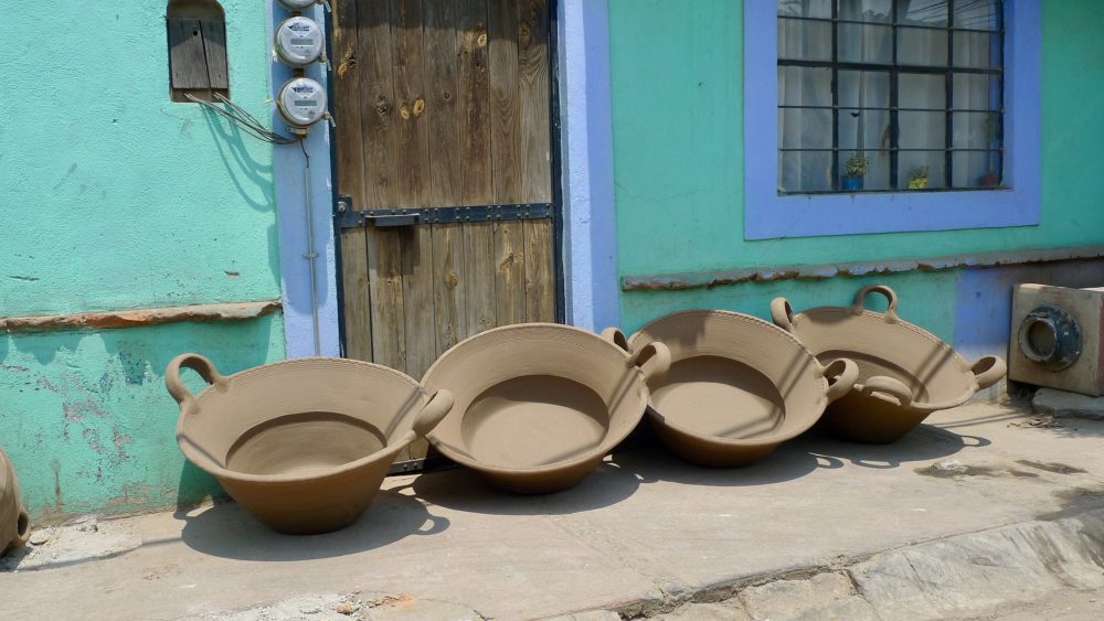 Cazuelas_de_barro_wikimedia_commons_Juanscott-1000x563 - Este pueblito a 45 minutos de Atlixco tiene las mejores cazuelas de barro y muchas artesanías para comprar