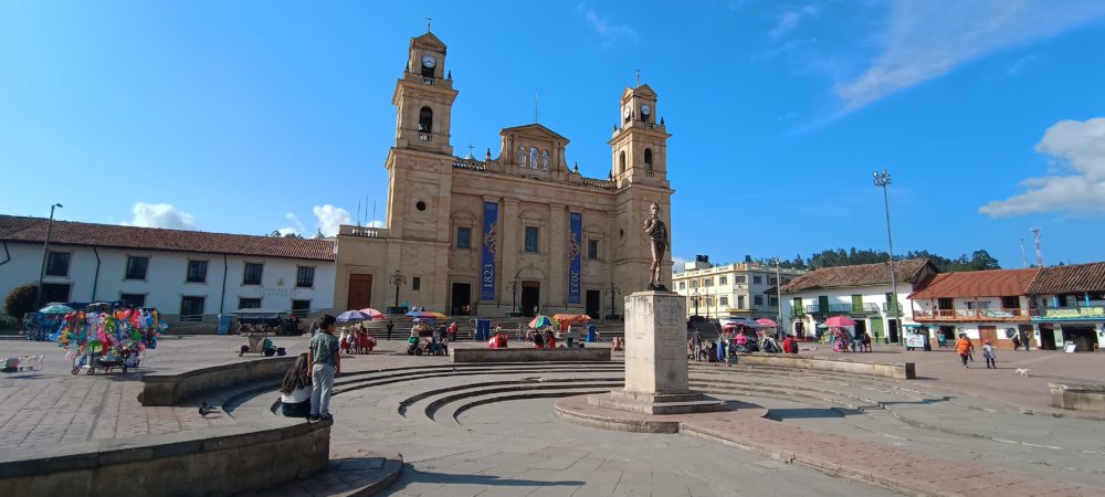 Es el pueblo más religioso de Colombia, está a 3 horas de Bogotá y tiene una hermosa plaza para visitar