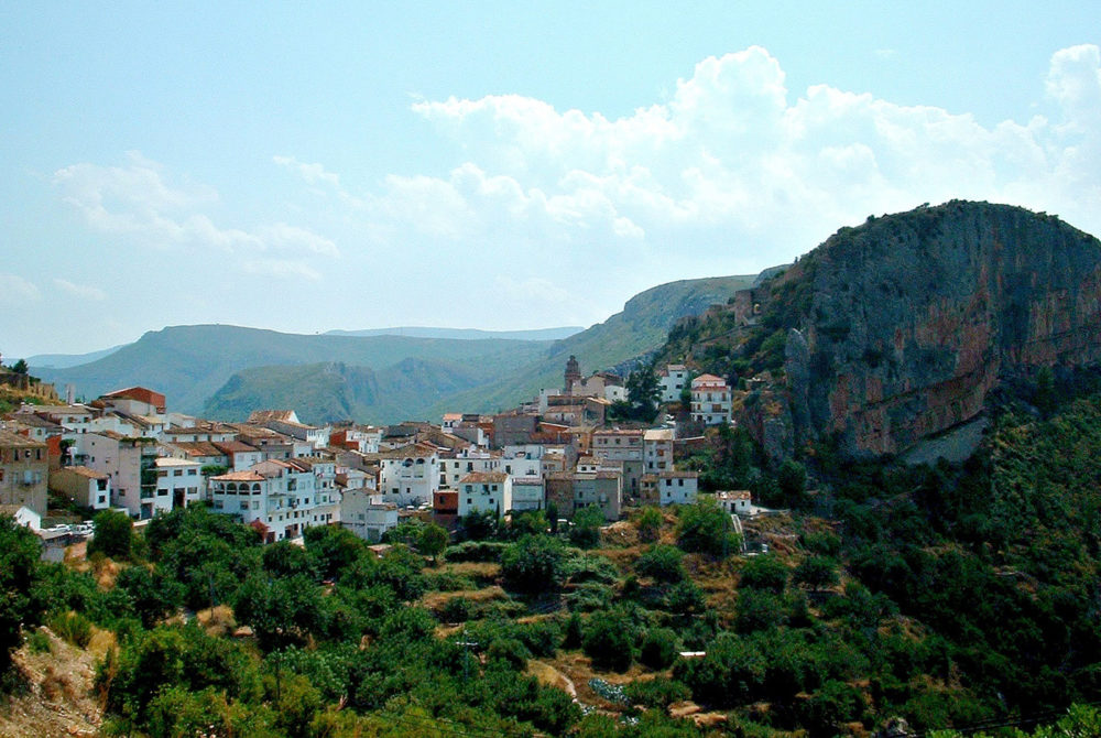 Chulilla1-1000x670 - Este pueblo a pasos de Valencia tiene una belleza única, una piscina natural increíble y un castillo precioso