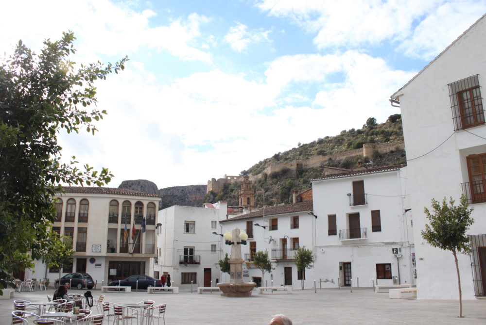 Chulilla2-1000x670 - Este pueblo a pasos de Valencia tiene una belleza única, una piscina natural increíble y un castillo precioso