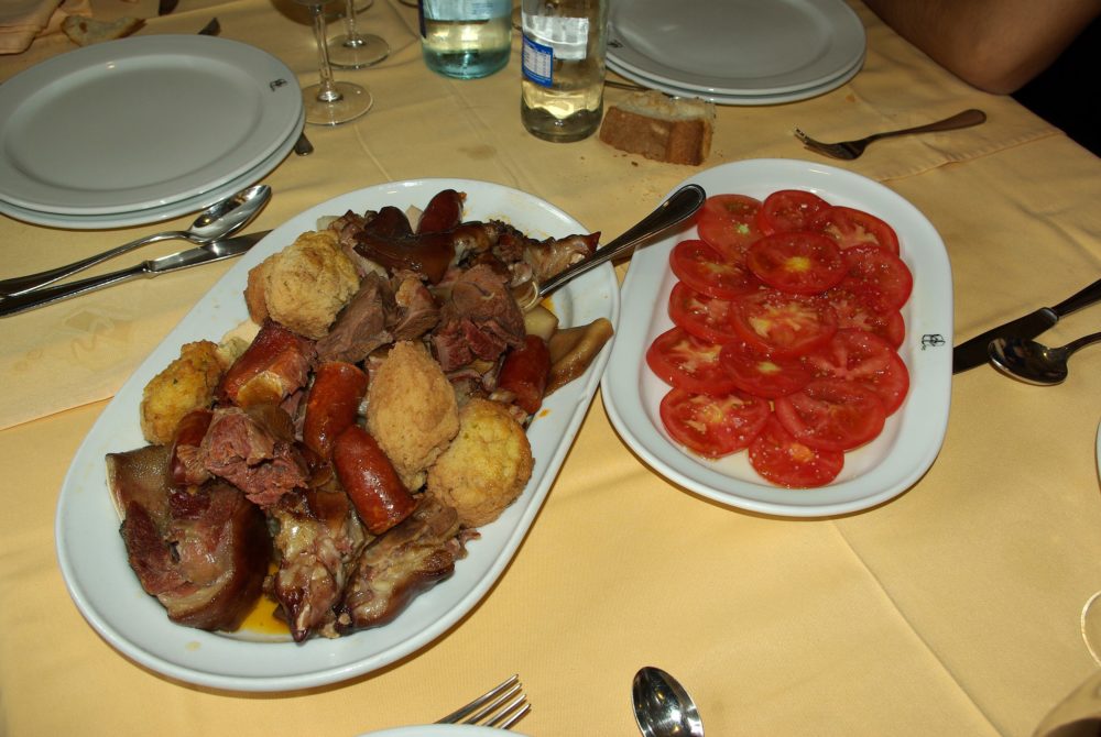 Cocido_maragato_Castrillo_de_los_polvazares_wikimedia_commons_David-Perez-1000x670 - Este bonito pueblito, perfecto para el turismo rural de fin de semana, tiene alucinantes calles empedradas para caminar y ricos cocidos para probar