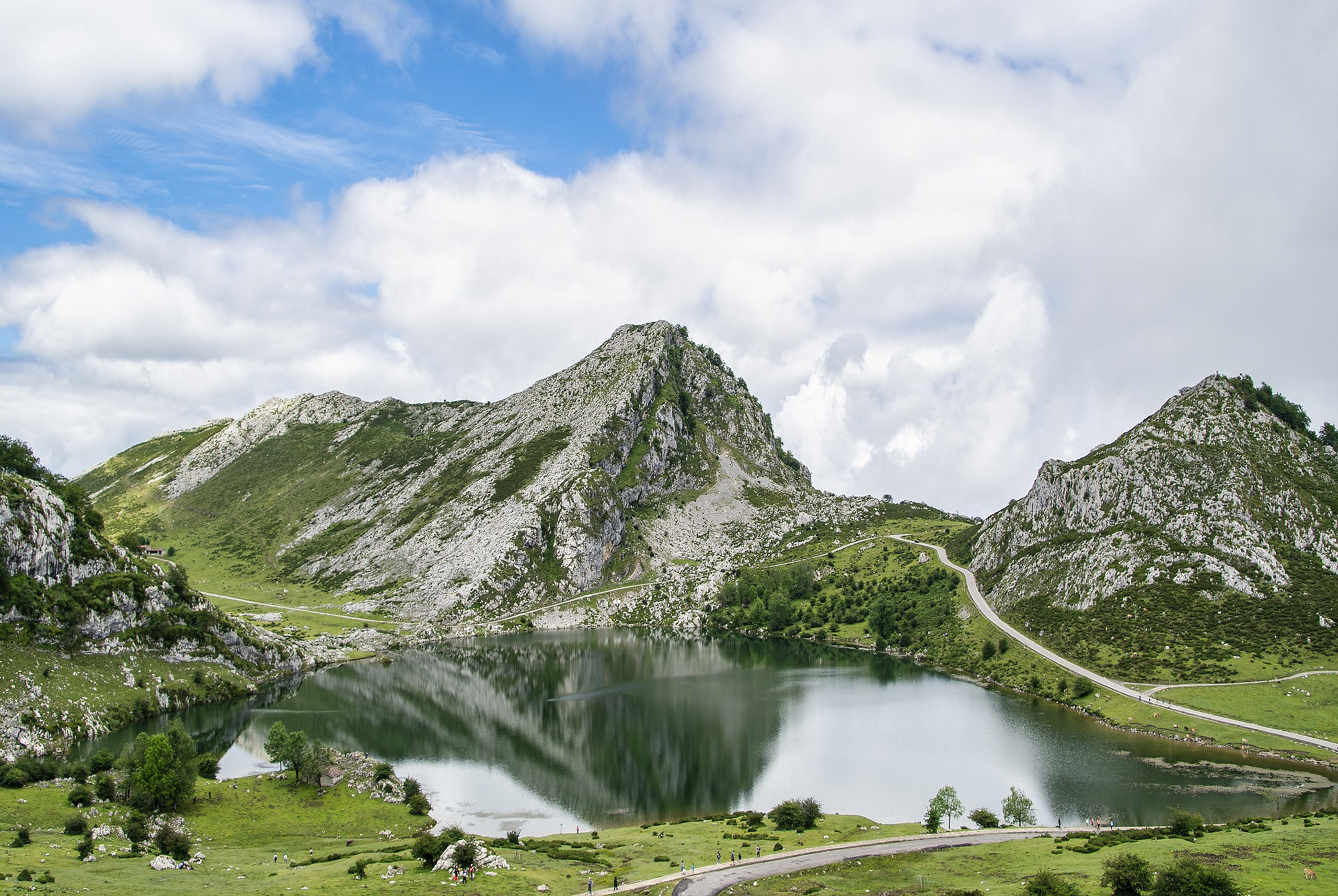 Los hermosos lagos escondidos entre las montañas a 90 minutos de Oviedo que parecen de cuento de hadas